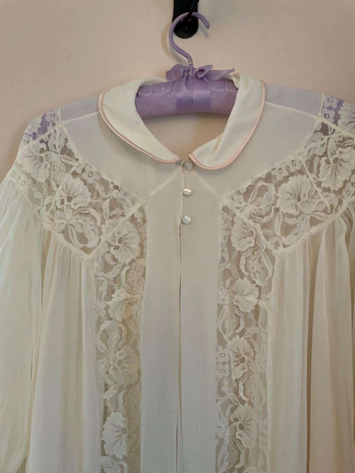 1950s Ivory Lace Peignoir Robe with Pink Trim – Sheer Chiffon Bishop Sleeves Med
