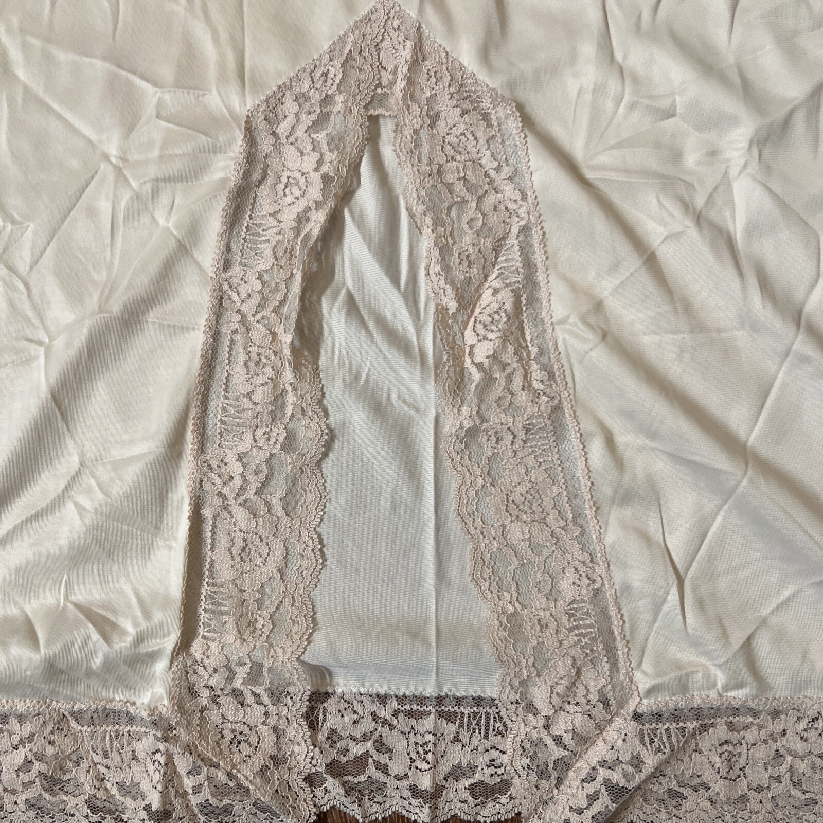 Vintage Greenco Maid Ivory Tan/Nude Slip M 6 Waist Lace Trim 16″ Slit Back.