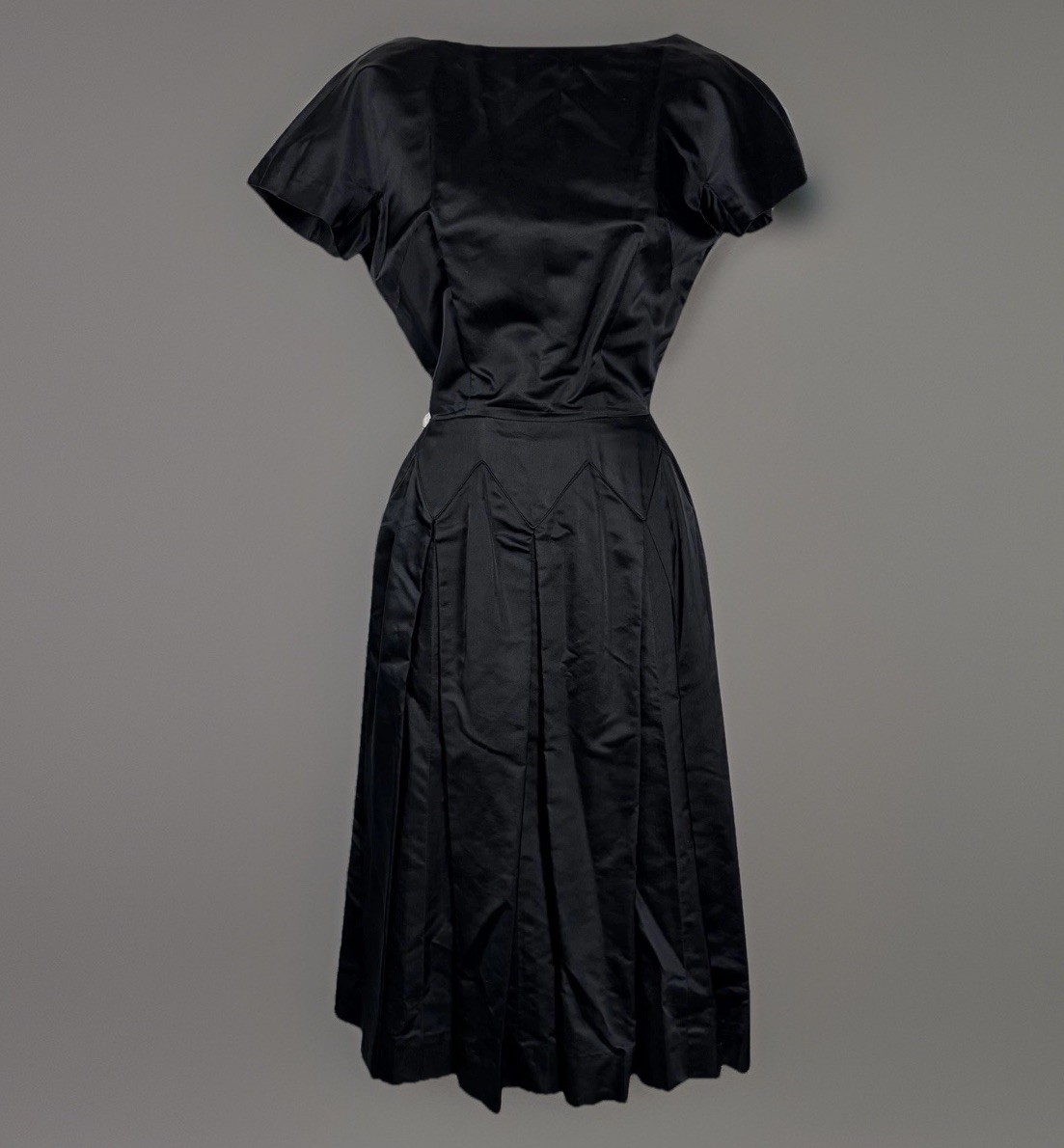 VTG 50s Dynasty Cocktail Dress Black Silk Taffeta Darts Pleated Low Back Size XS