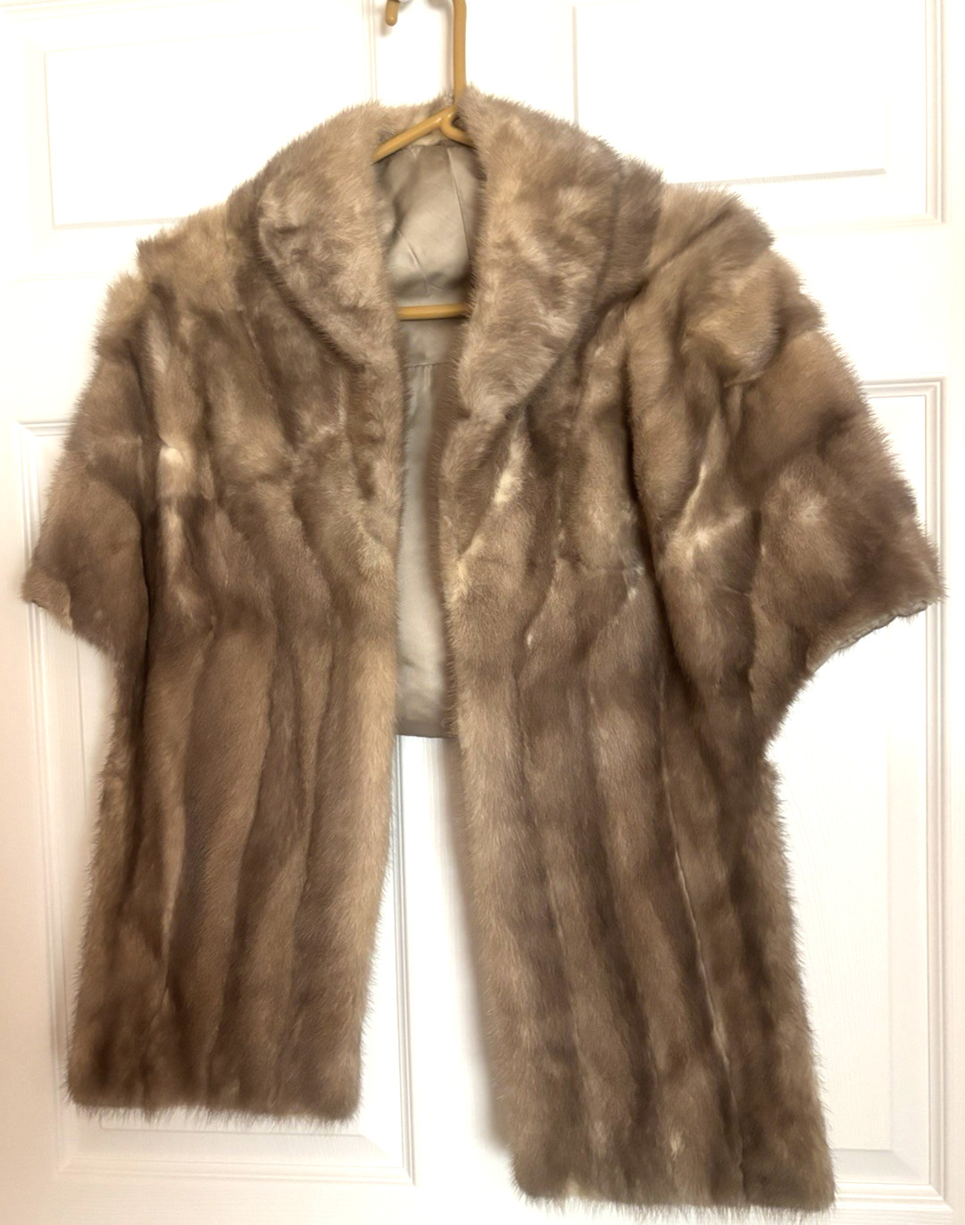 Vintage Blonde Mink Fur Stole/Cape w/Satin Lining & 2 Pockets