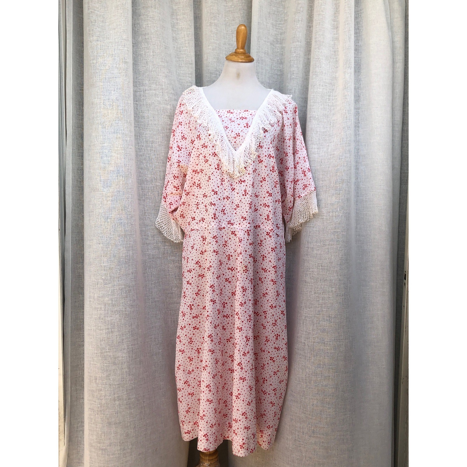 1980 white dress all over red heart baloon print pattern and white crochet trim