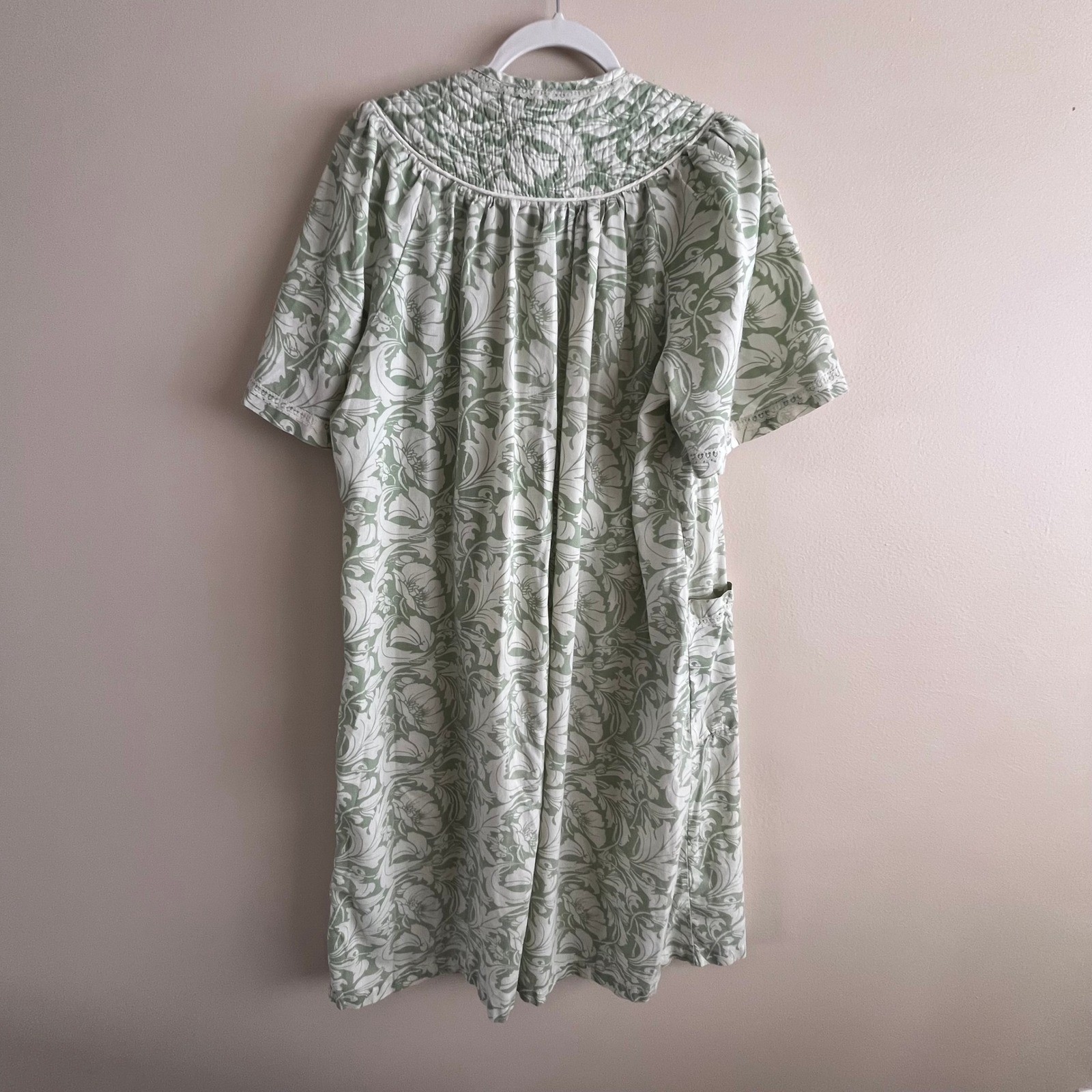 Vintage Crowntuft House Dress Green Floral Quilted Smocked Duster Robe Pockets