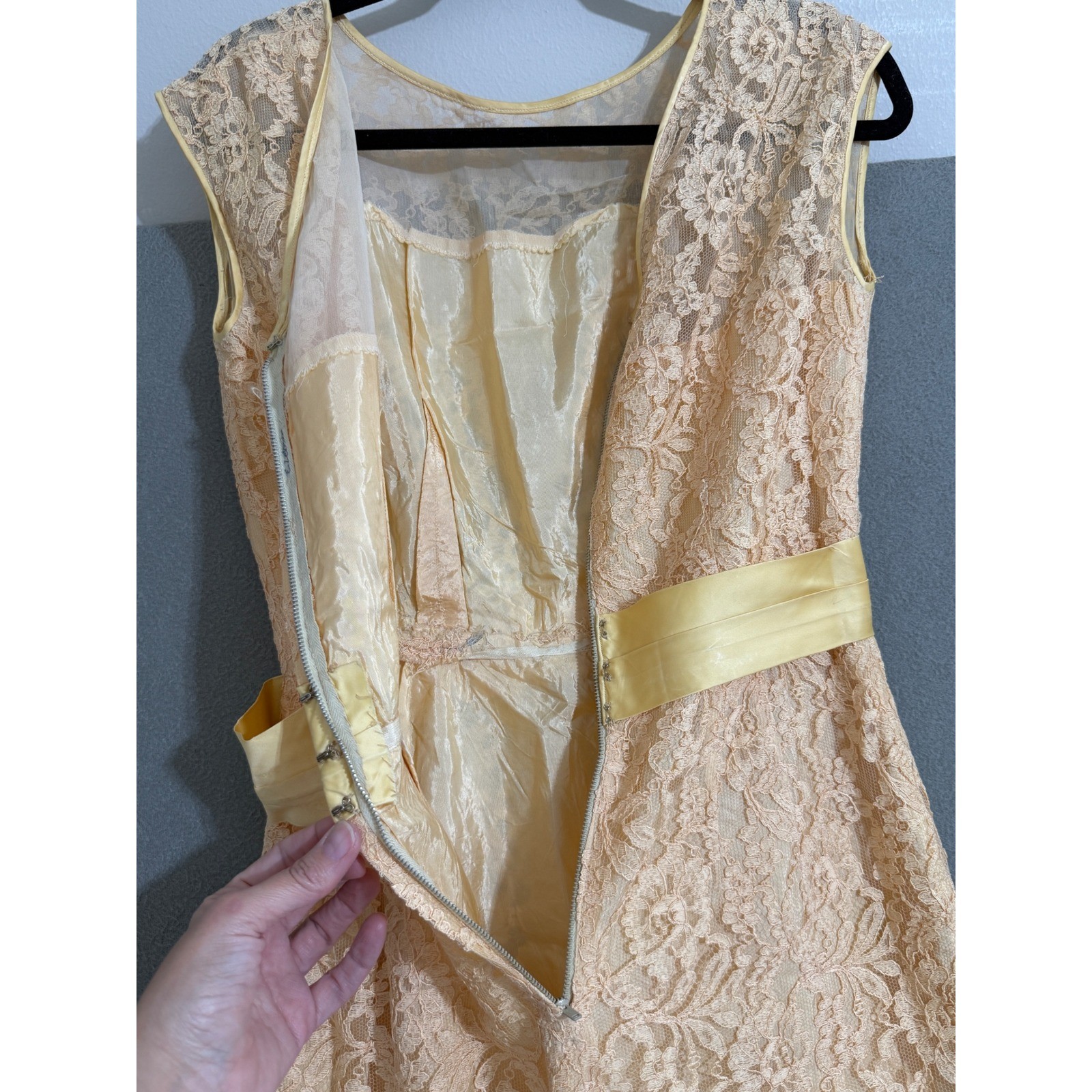 Vtg Peach Lace Sheath Dress Yellow Sash Metal Zip Womens S 1960s