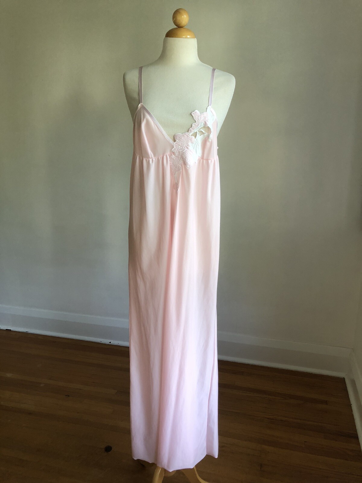 GORGEOUS VTG Made in Yugoslavia Pink White Floral Applique Nightgown Peignoir M