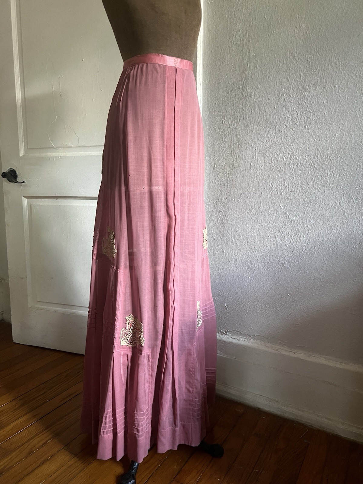 Antique Late Victorian/Early Edwardian Dusty Rose Pink Trained Skirt w/ Crochet
