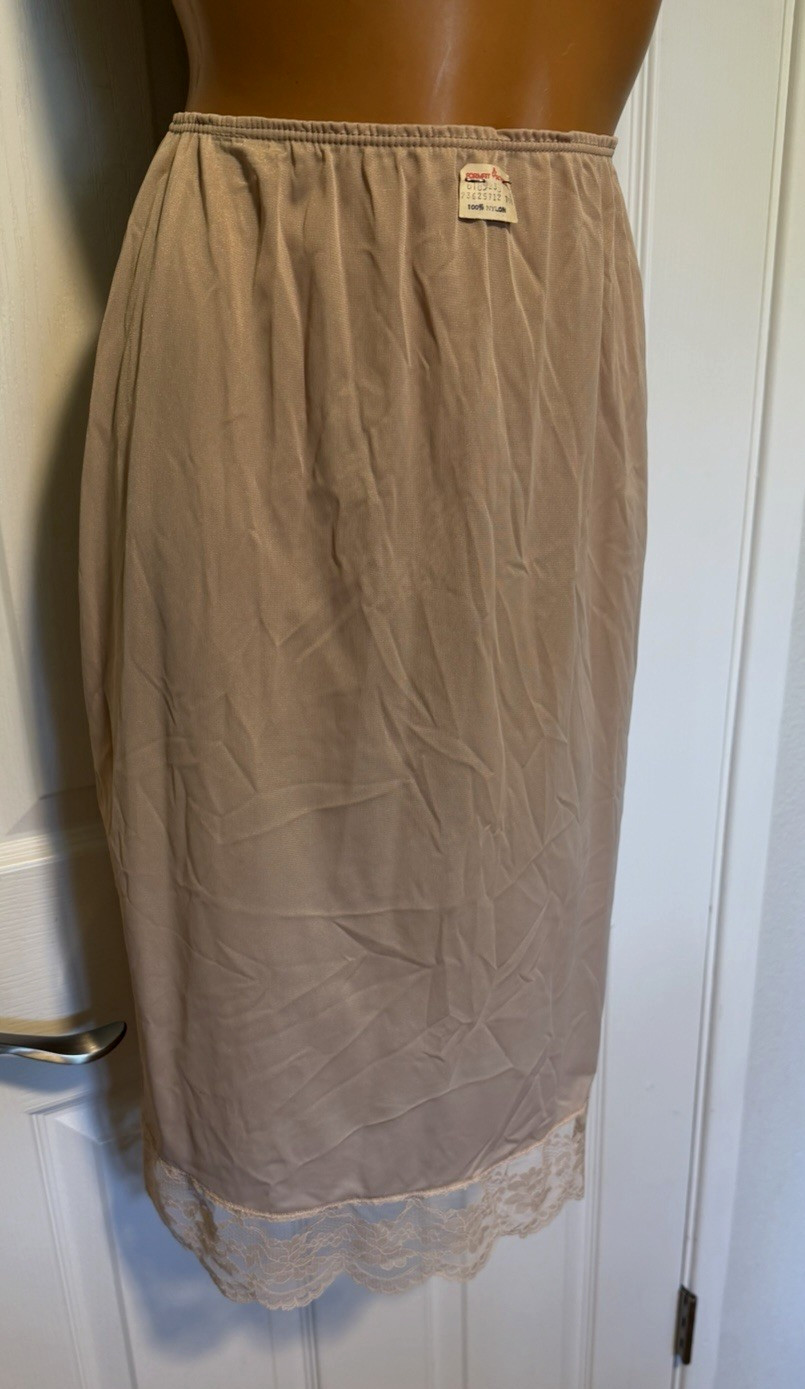 VTG 70’s FORMFIT ROGERS LINGERIE BEIGE W/ LACE TRIM HALF SLIP USA NOS SZ S-TALL