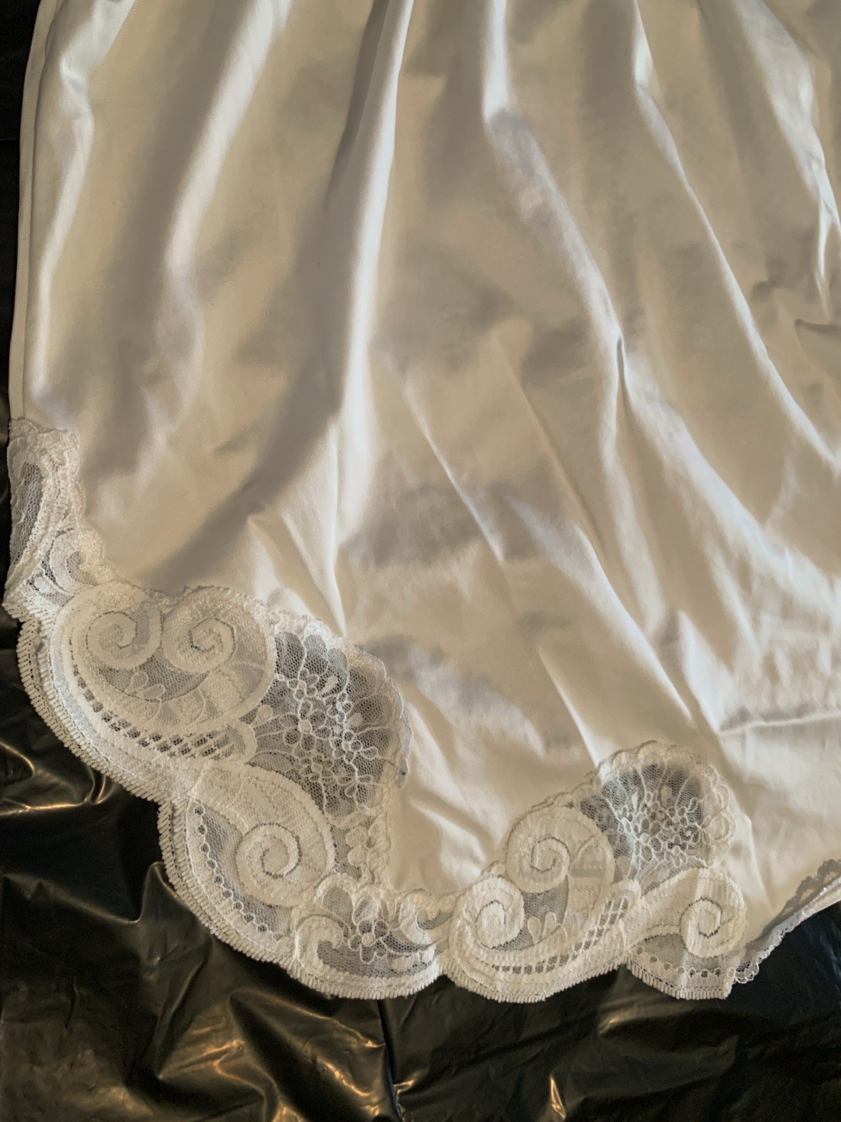 VTG Vanity Fair Half Slip Skirt Size Medium/40 18″ WHITE W/MUCH SIDE LACE FANCY