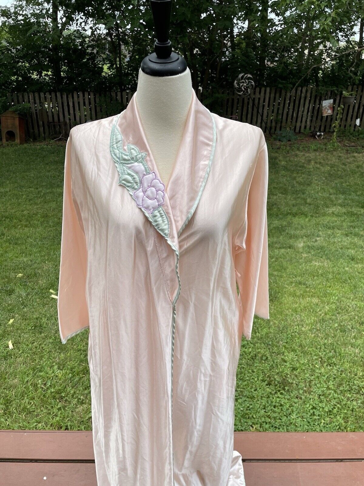 Embroidered Pale Pink Long Robe With Floral Collar & Tie Closure Vintage Small