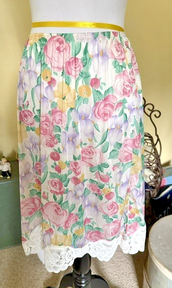 Vintage Vanity Fair Floral Half Slip – Size Large – 24″ – Antron III Nylon
