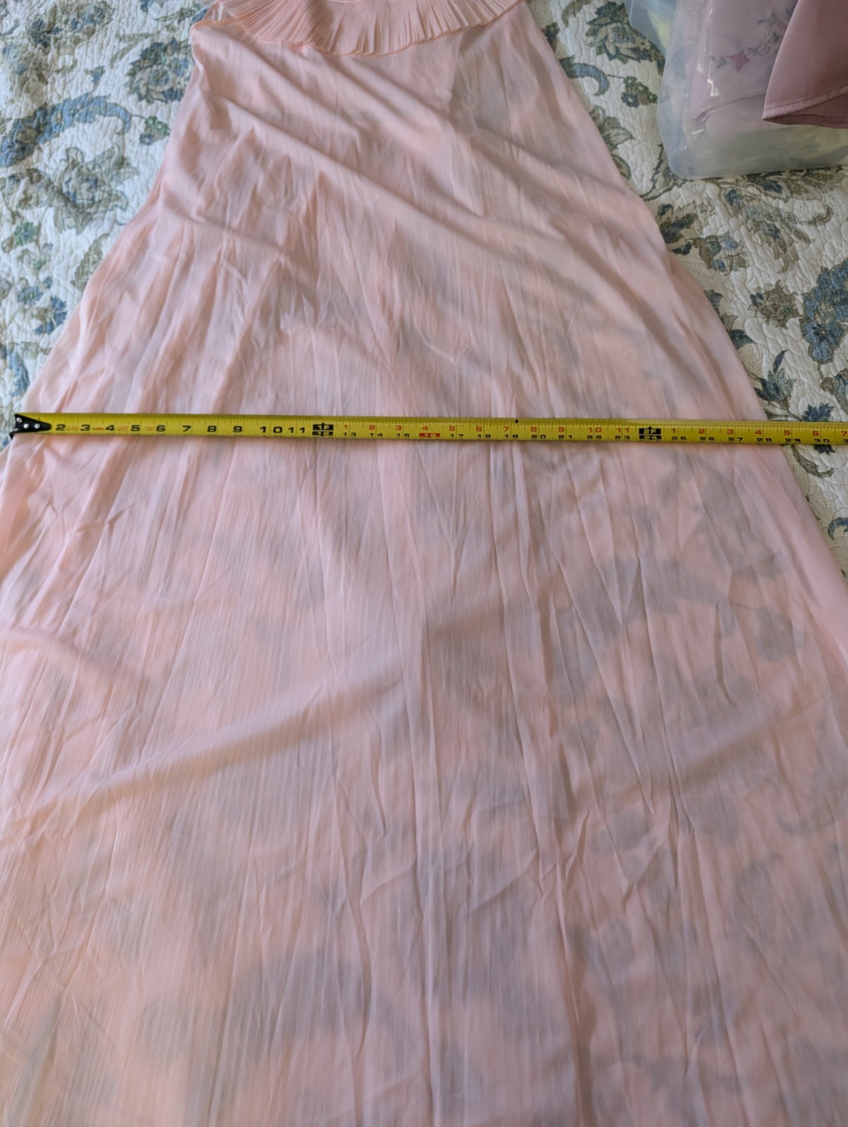 Vtg Vanity Fair „Coquette” pleated negligee, rare color~lite apricot/ peach