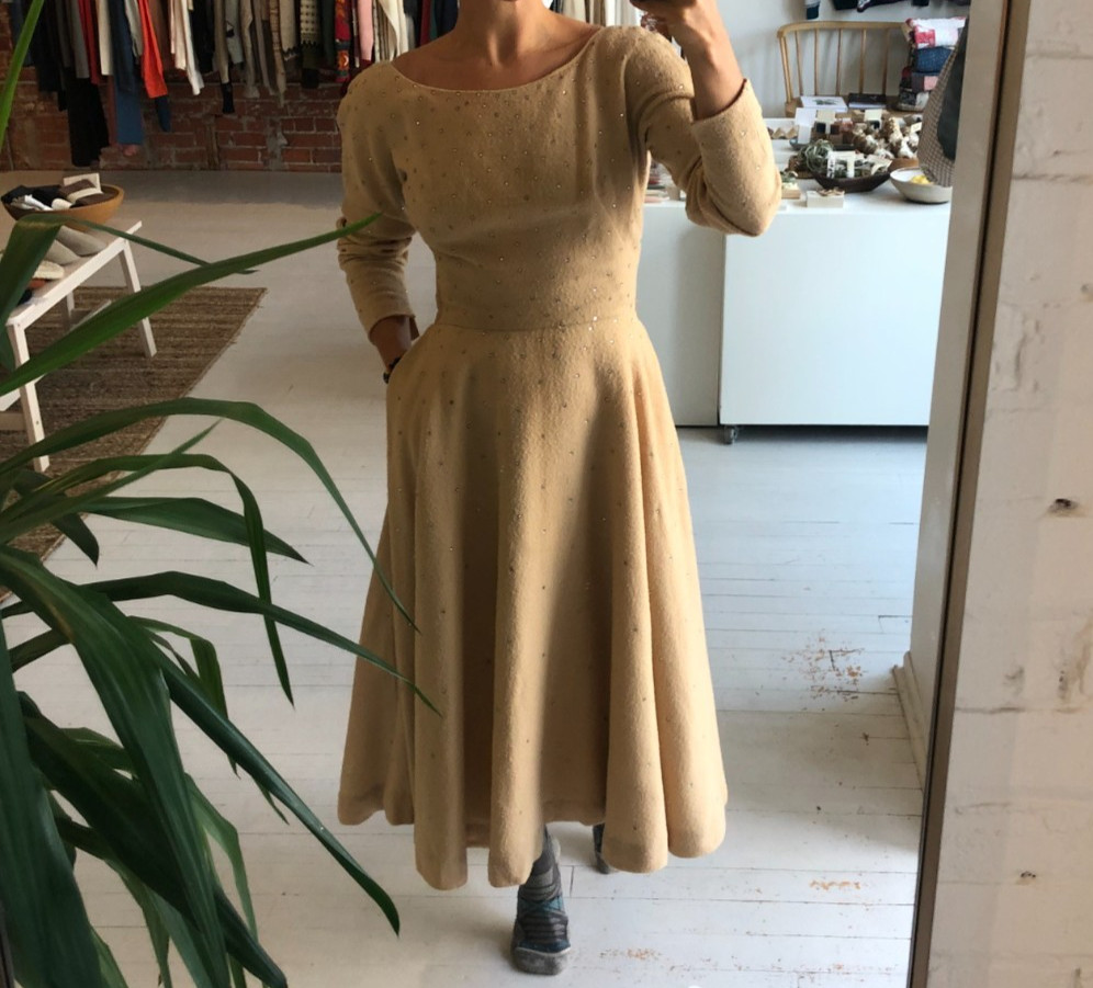 VTG 1950s BEIGE OYSTER WOOL CREPE DRESS WITH RHINESTONES 25″ WAIST