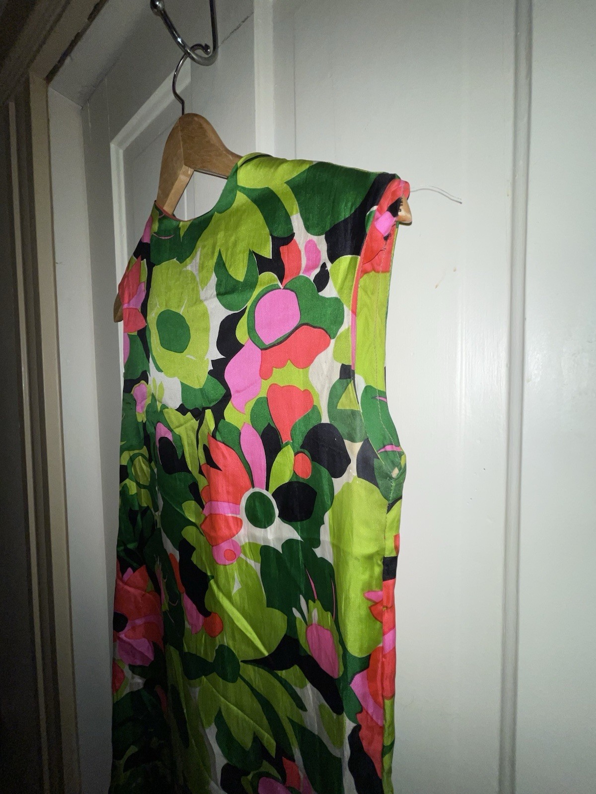 vintage 1960s cotton poplin sleeveless dress with a bright floral print Size M