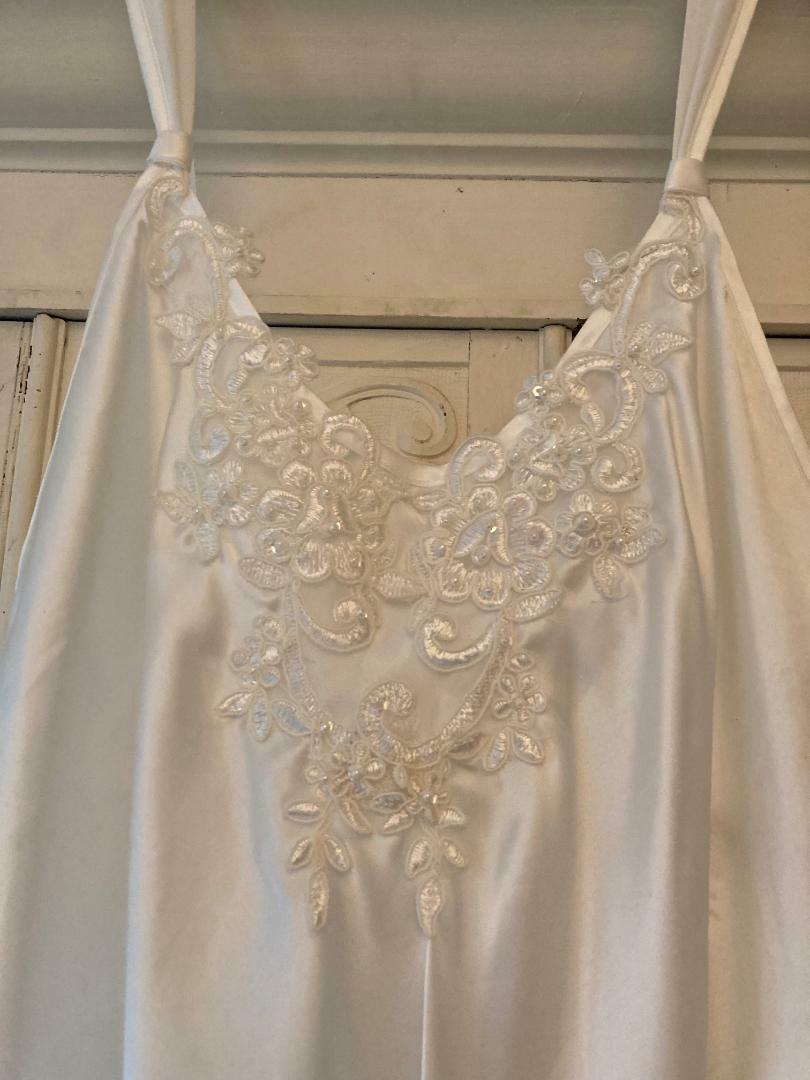 VINTAGE~ WHITE „LINEA DONATELLA” PEIGNOIR GOWN SIZE MEDIUM BLING & CHIFFON