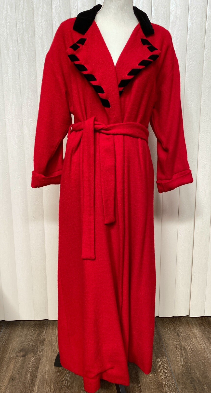 Valentino Intimo 100% Wool Red Robe Velvet Collar Lined Petite SAKS Vintage