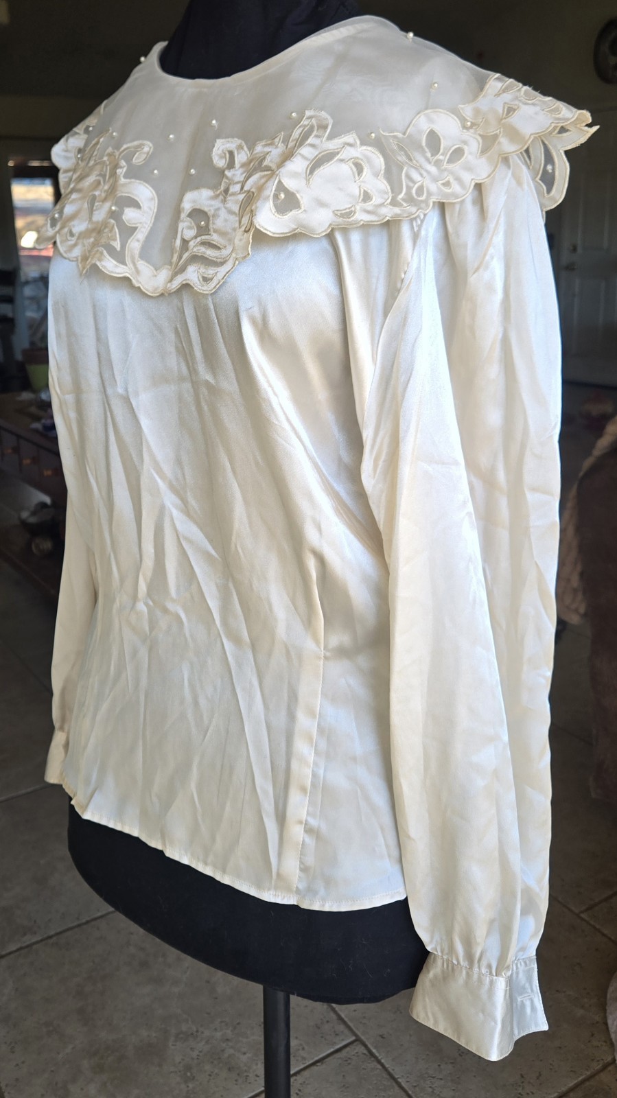 1980s LAURA AND JAYNE Poly Blouse Victorian Lace Embroidered Pearl Collar Sz 16