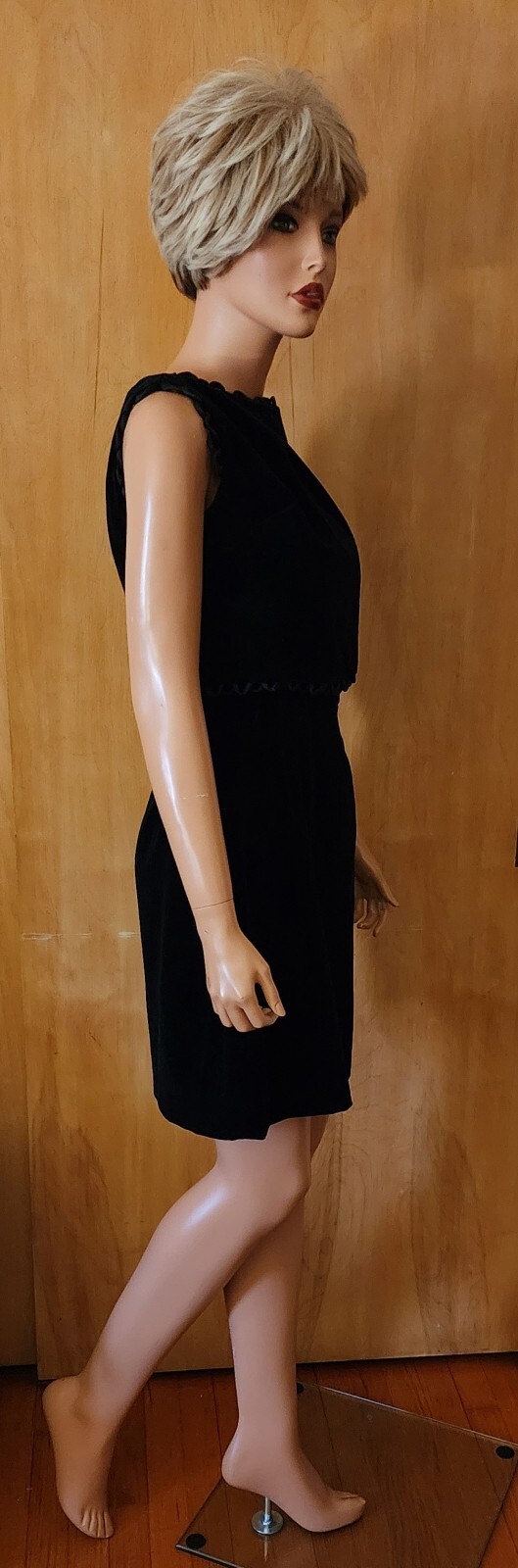 WOMEN’S VINTAGE 50’S ERA BLACK VELVET DRESS ~ REFER TO MEASUREMENTS