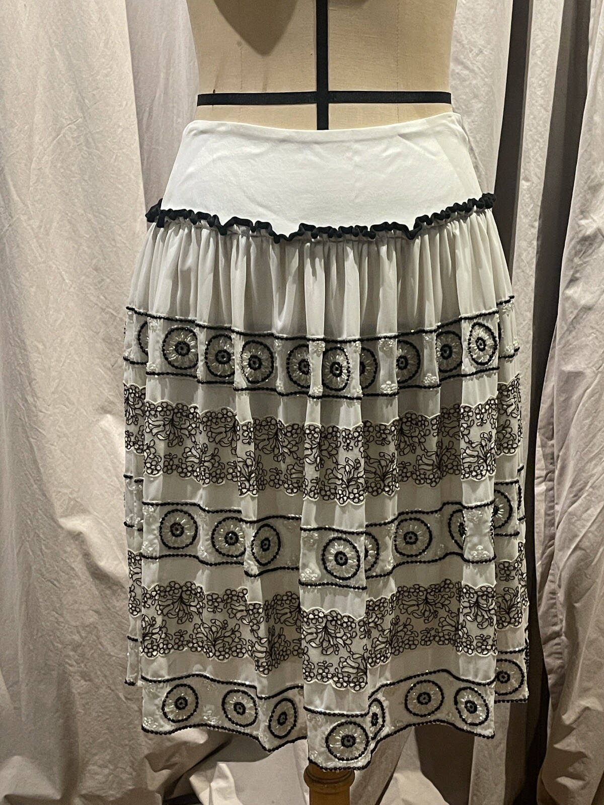 Vintage Anna Molinari Beaded Embroidered Silk And Lace Skirt US 6 IT 38 Pristine