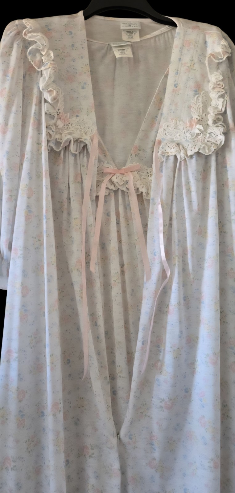 1970s GILLIGAN & O’MALLEY Ruffled Embroidered Floral Peignor Set W Lace Trim L