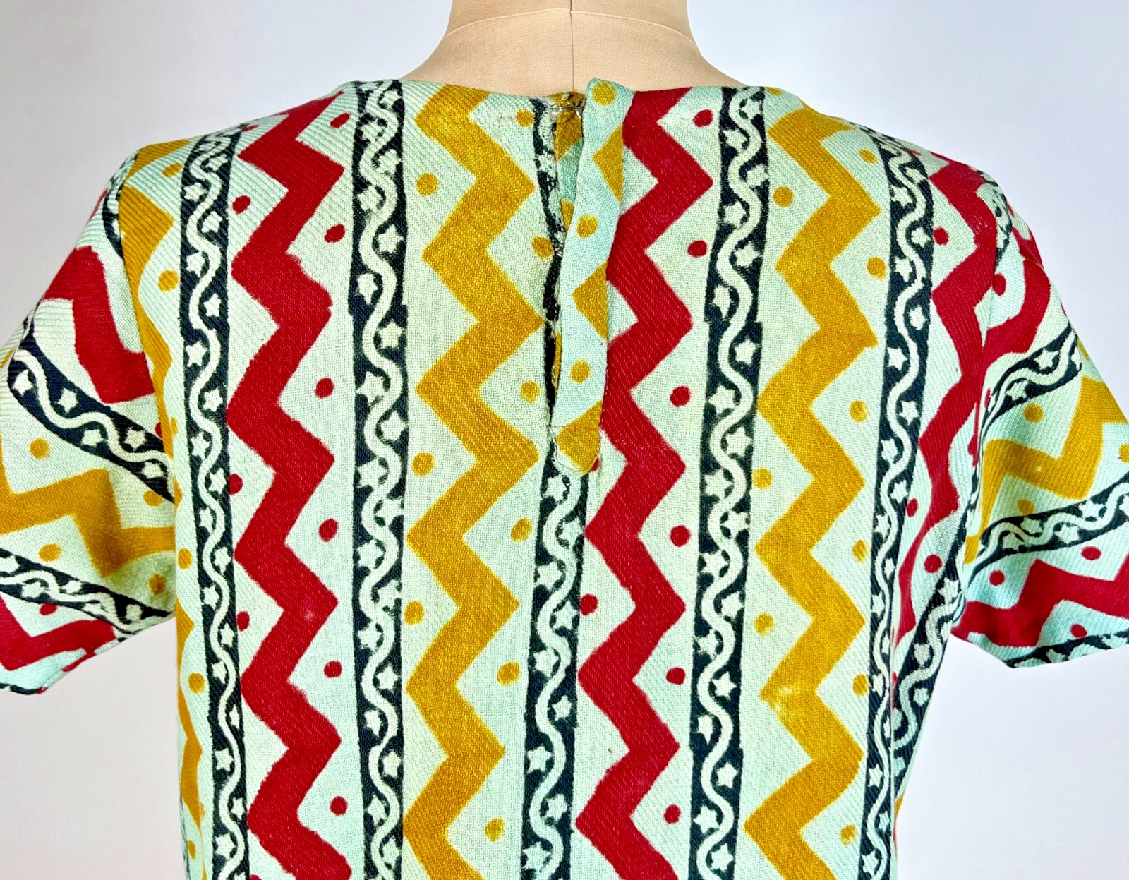Vintage 1960’s TRUE HIPPIE cotton graphic print green shift mini dress India S/M
