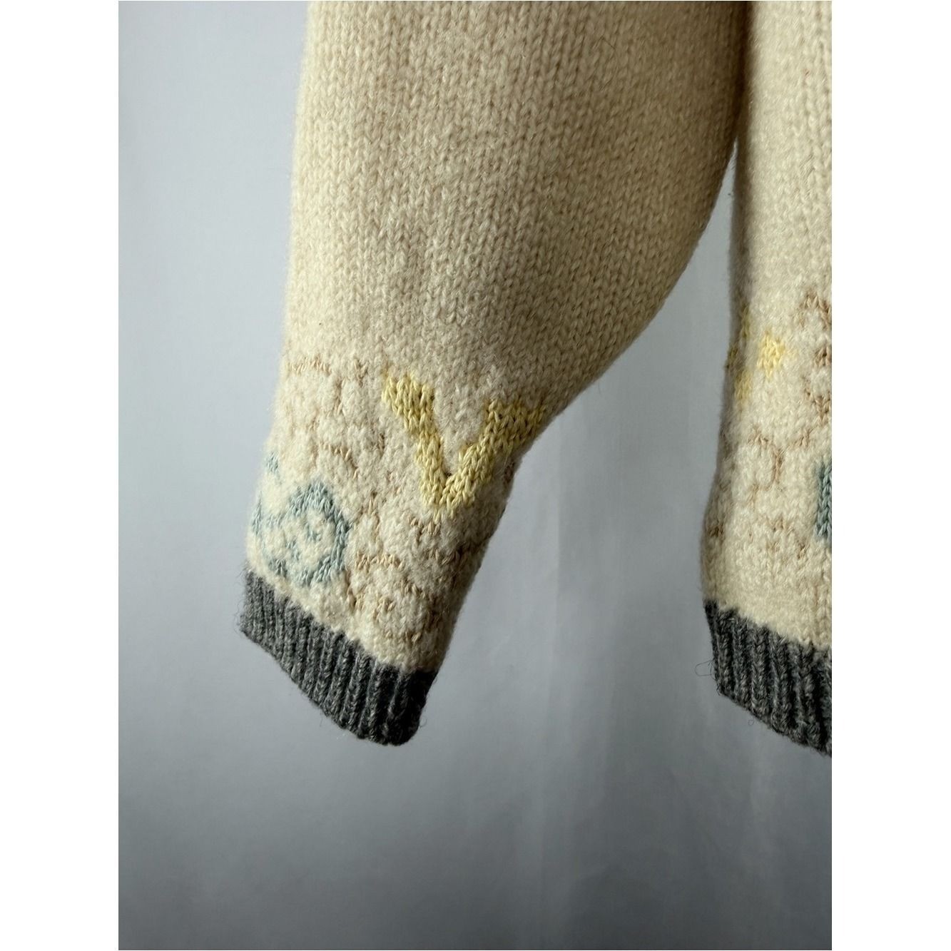 Vintage Miller Woolmark Embroidered Flowers Cardigan Sweater in Cream Medium