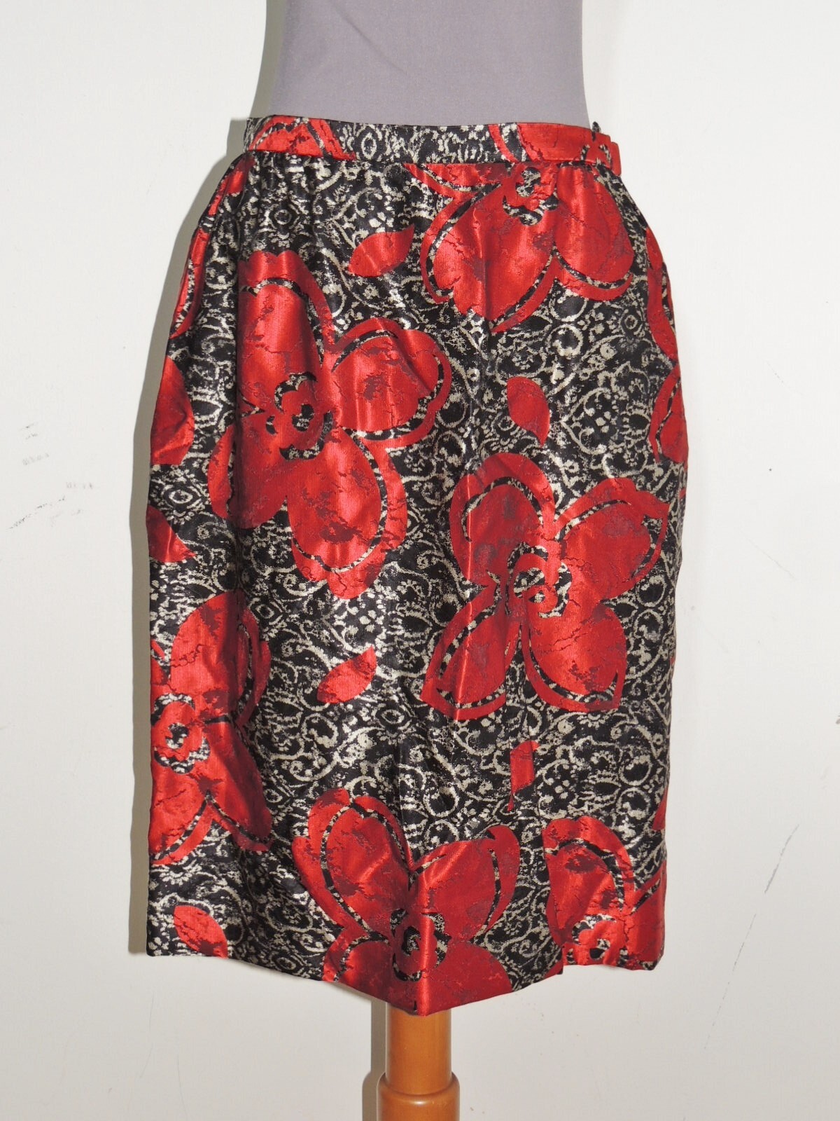 James Galanos 1980’s – 1990’s Red / Gray Silk Skirt Suit sz MED w- 28 1/2