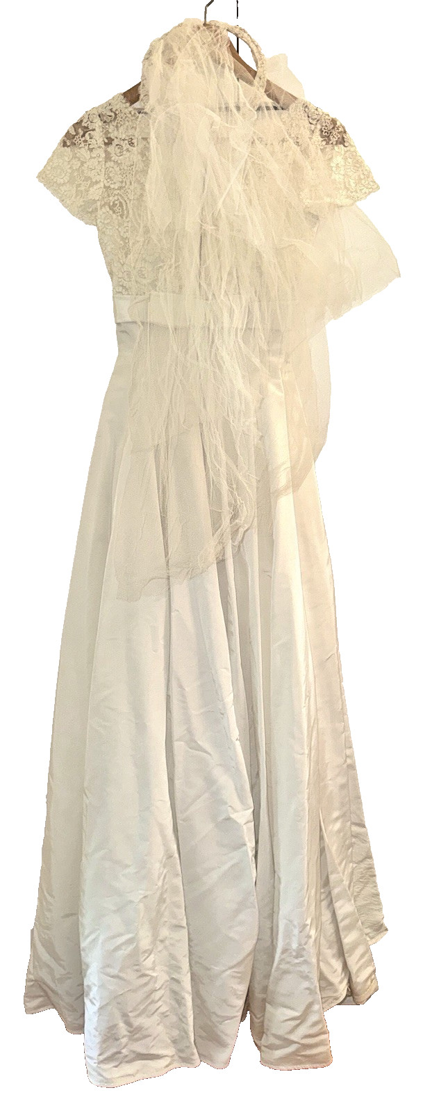 1960s Vtg Chantilly LACE SATIN WEDDING GOWN Petticoat VEIL Sz Small Saks 5th Ave