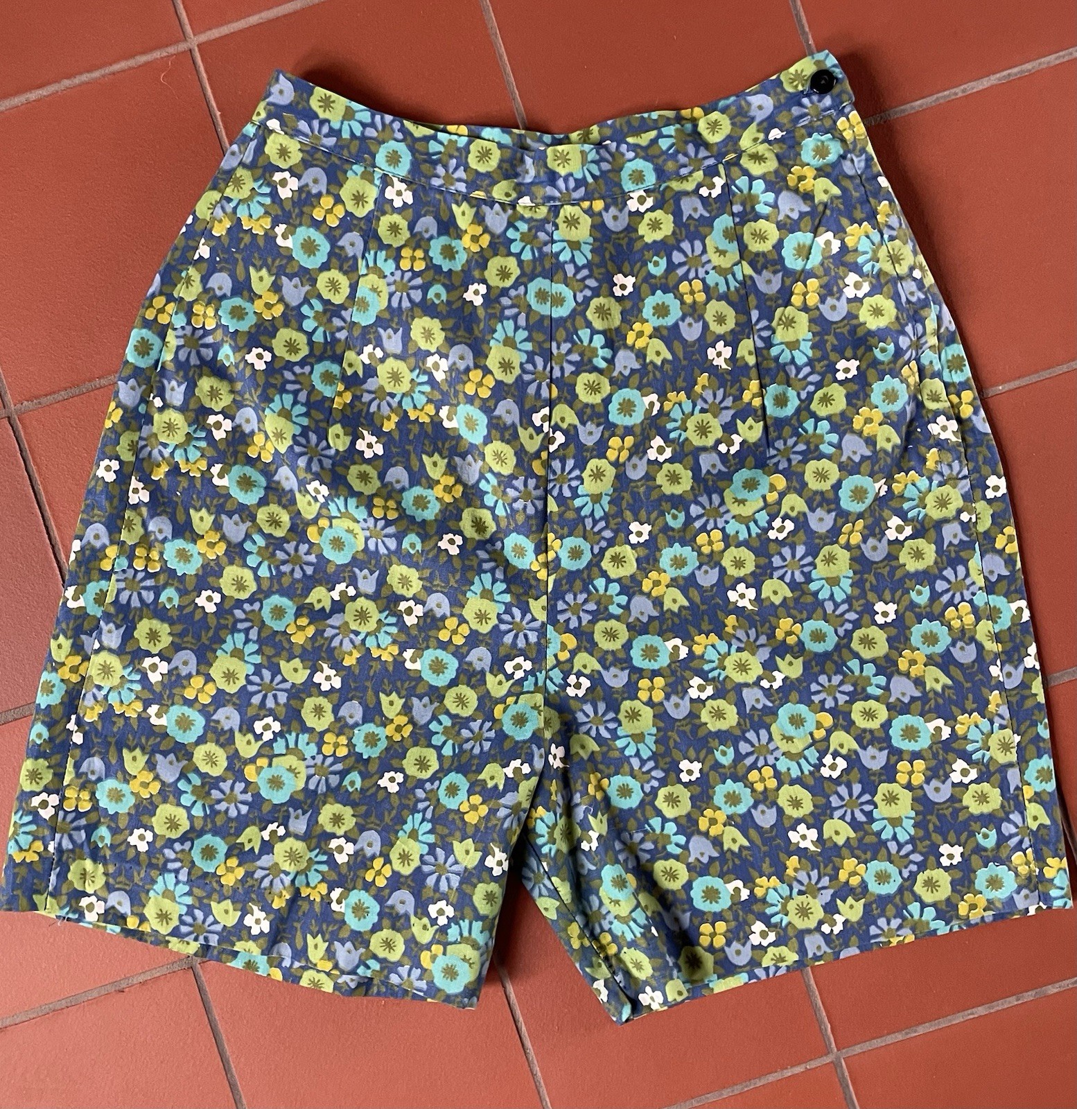 Vintage 60’s – 70’s Green Blue Floral Retro Print High Waisted Shorts size XS