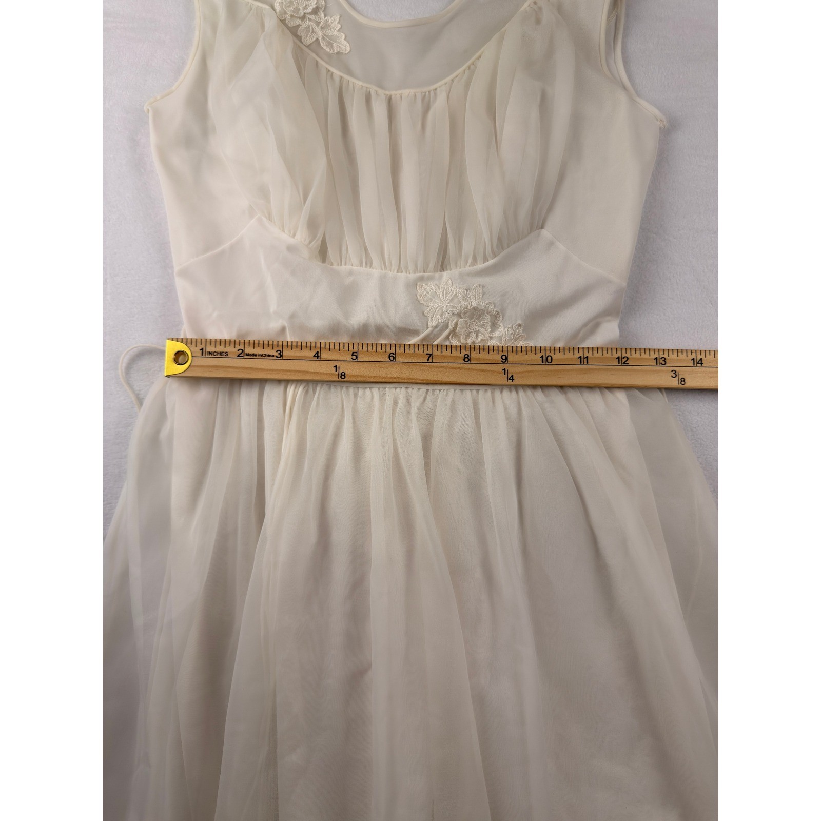 Vintage Shadowline Ivory Nylon Lace Nightgown Scalloped Hem Sleeveless White 32