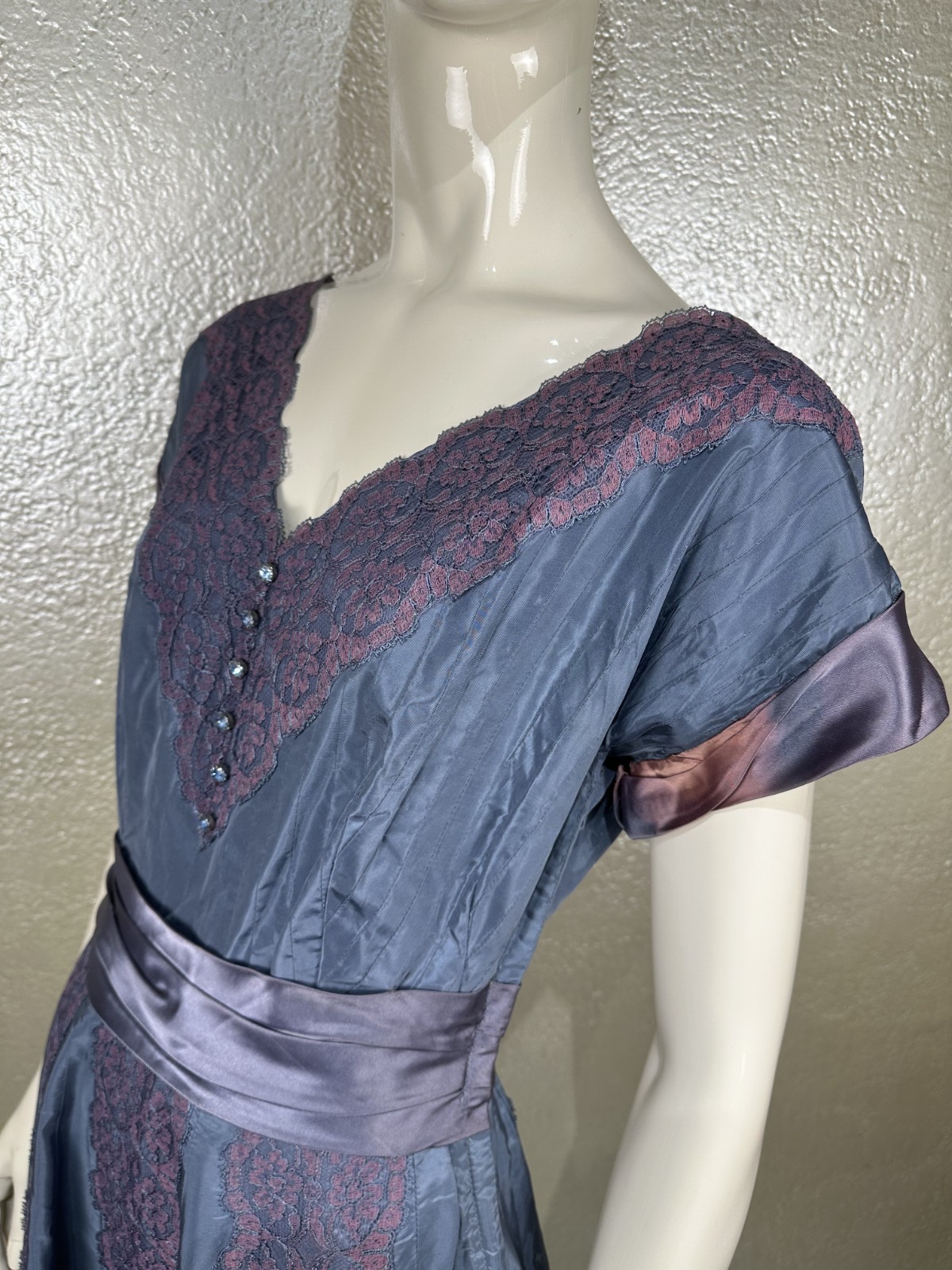 Vintage 1940’s Ladies Handmade Iridescent Purple Taffeta & Silk Dress Lace S