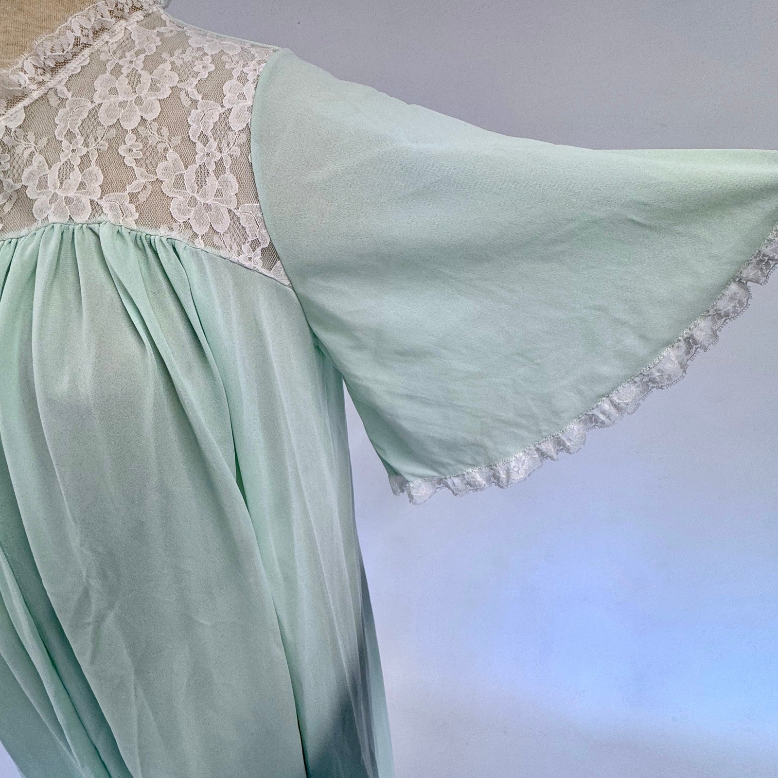 Dutchmaid Vintage 1960s Mint Green Lace Yoke Nylon Robe Size 15