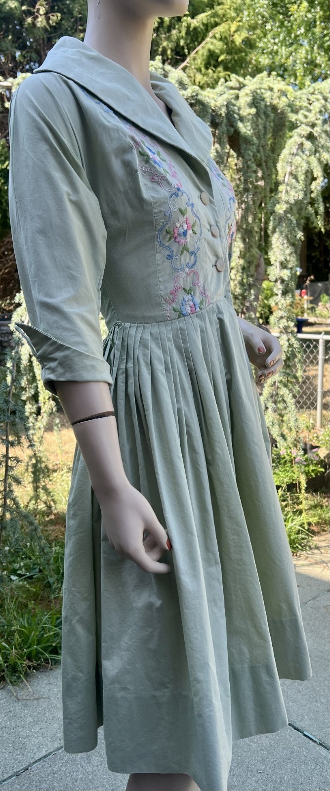 VINTAGE 1950’s WENDY WOODS GREEN COTTON DRESS W/ FLORAL EMBROIDERY