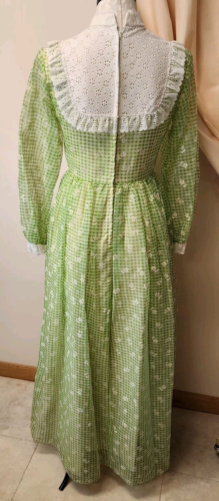 VINTAGE SPRING GREEN FLOCKED SHEER LINED FLORAL LONG DRESS*szS(PicMeasurements)
