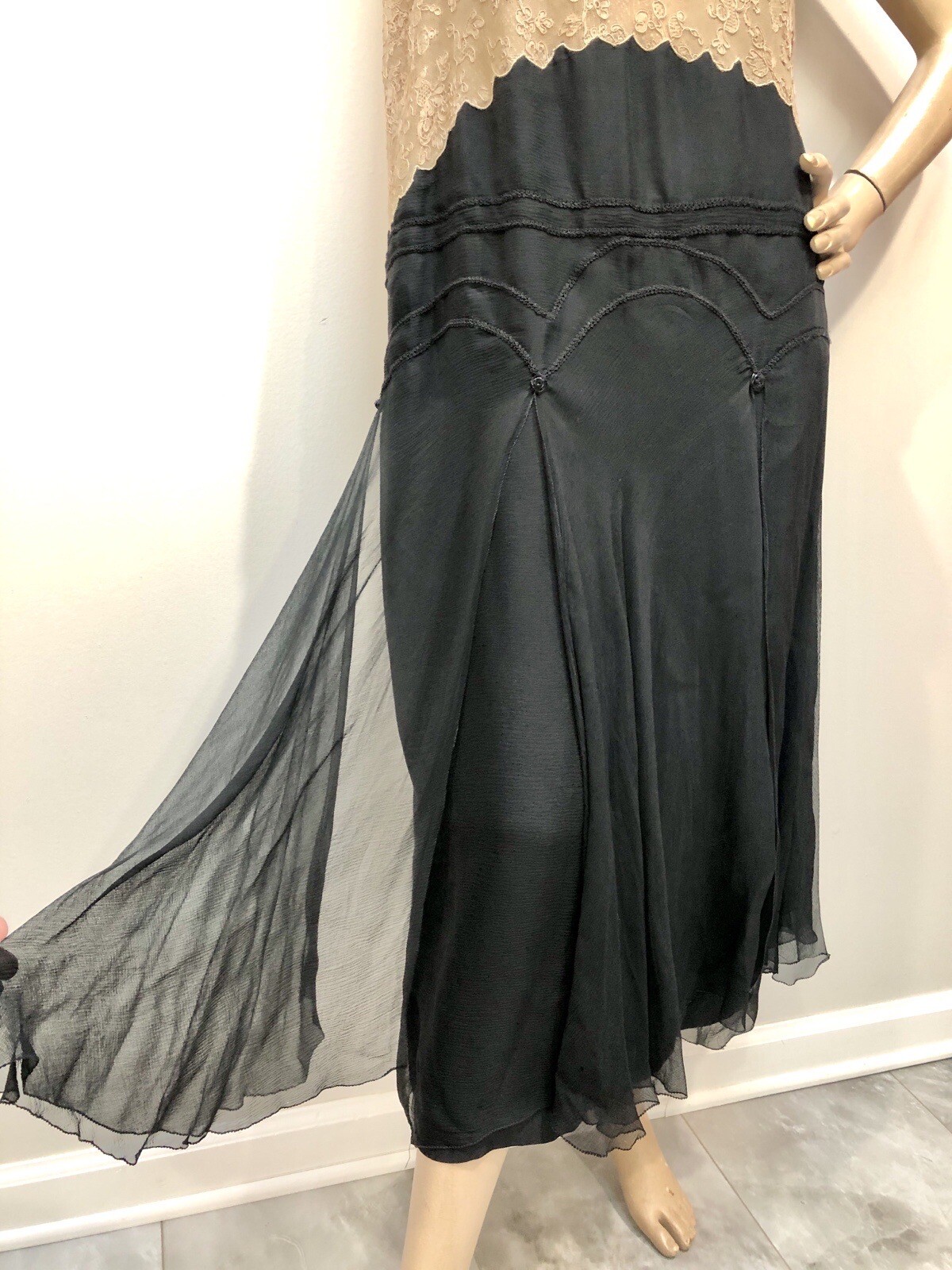 VTG Antique 1920s SILK CHIFFON FLAPPER DRESS w/TAMBOUR LACE BODICE & Rosettes