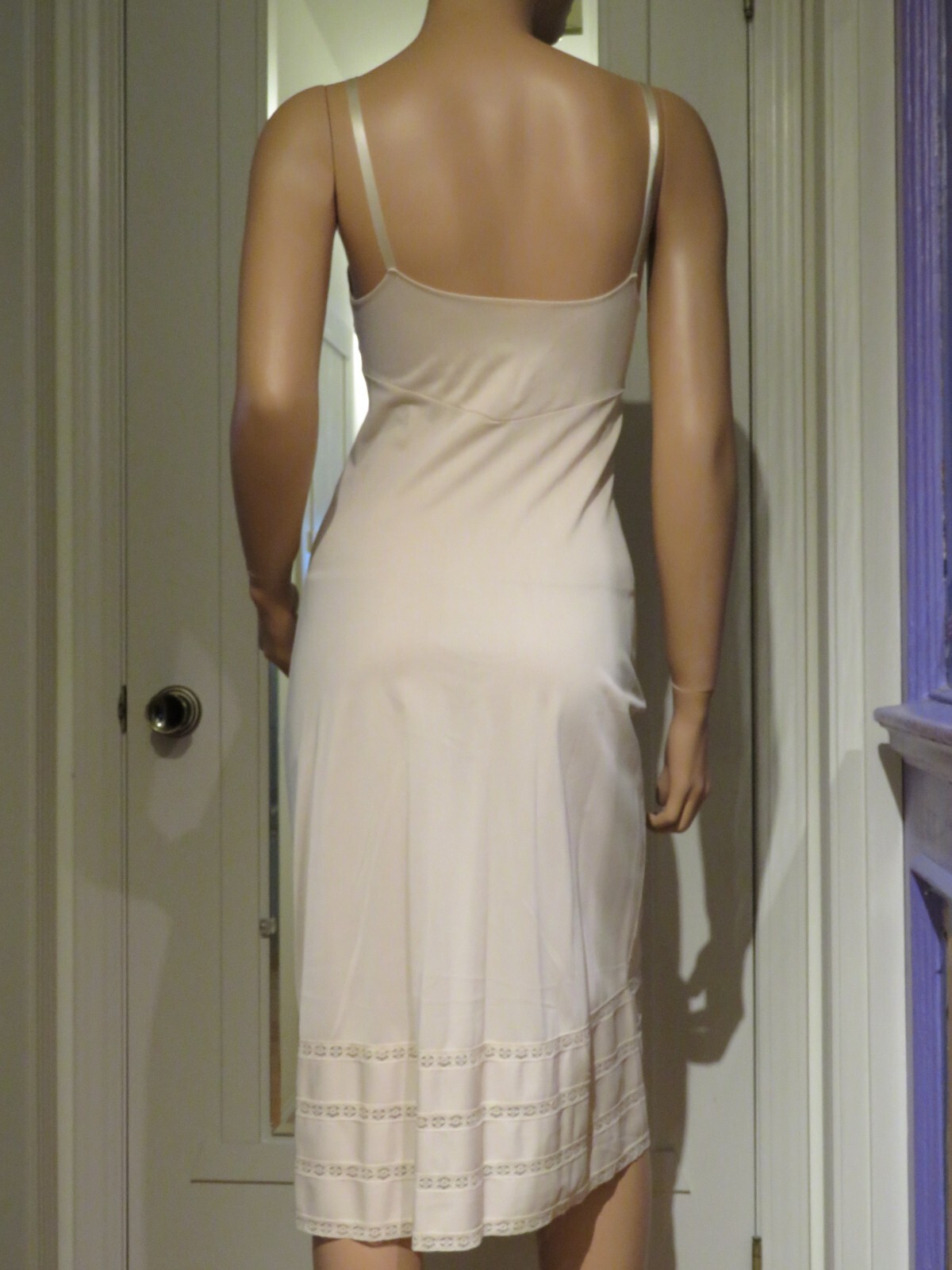 ll ii Full-Slip No Makers Tag 39″ Long Soft Beige Nylon & Lace Size 32