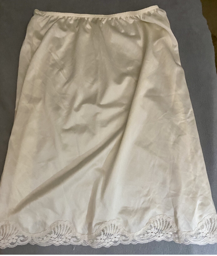 JC Penney Body Lites Vintage Women’s Slip Size Small Made in the USA