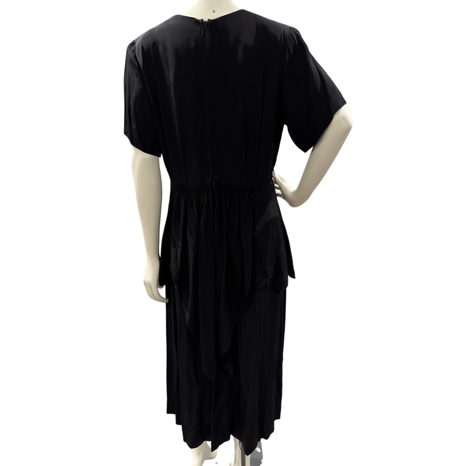 VTG FORM FIT NEW YORK BLACK Embroidered Detail Peplum Keyhole Neckline Dress