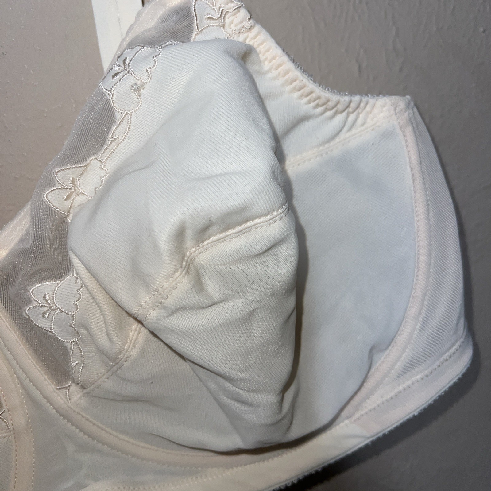 Vintage Bali 0180 Underwire Bra 42D Beige Satin Floral Embroidered 80s 90s Y2K