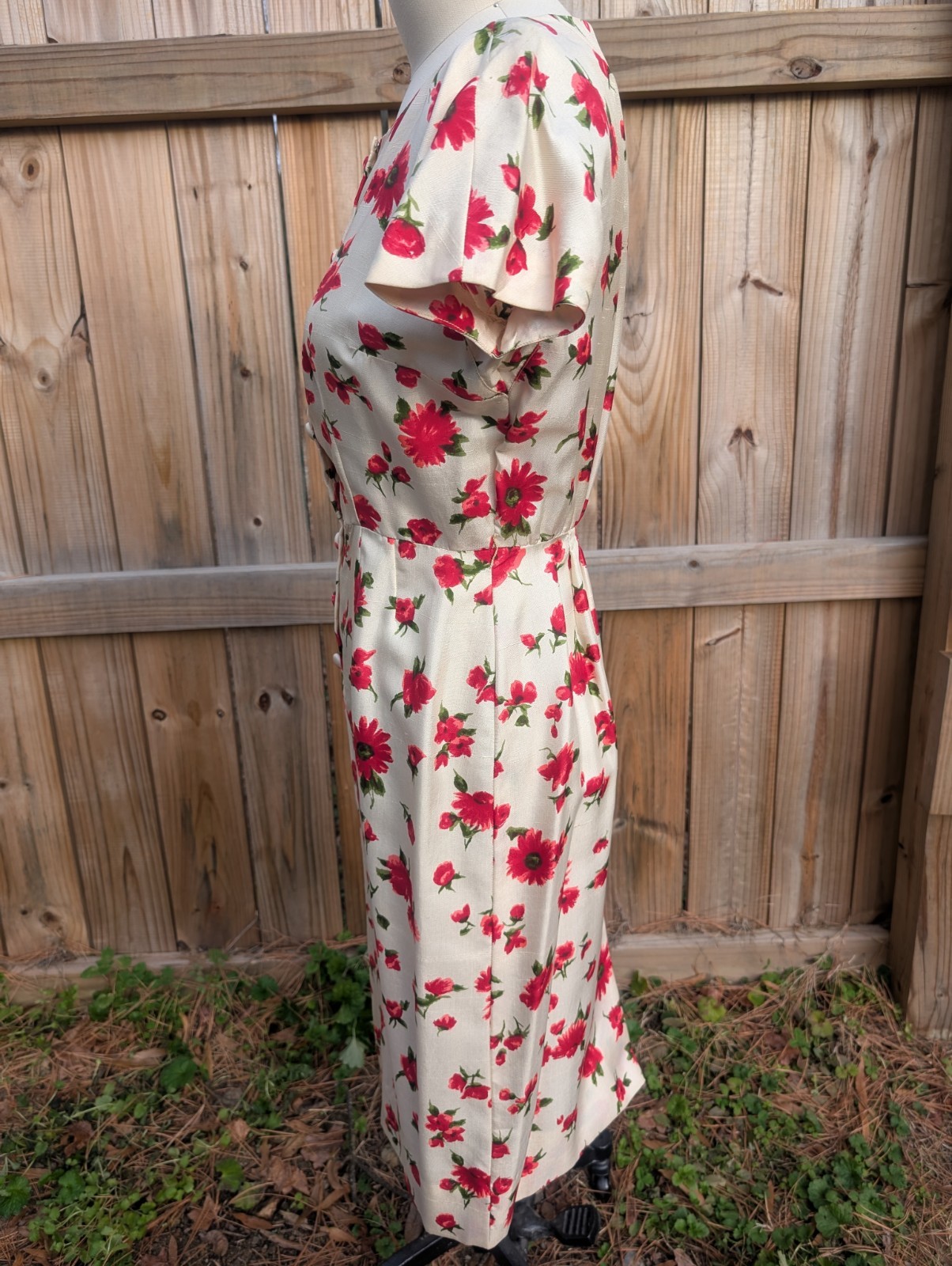 1950s 1960s Day Dress Red Floral Silky Fabric Covered Buttons Straight Skirt S/M