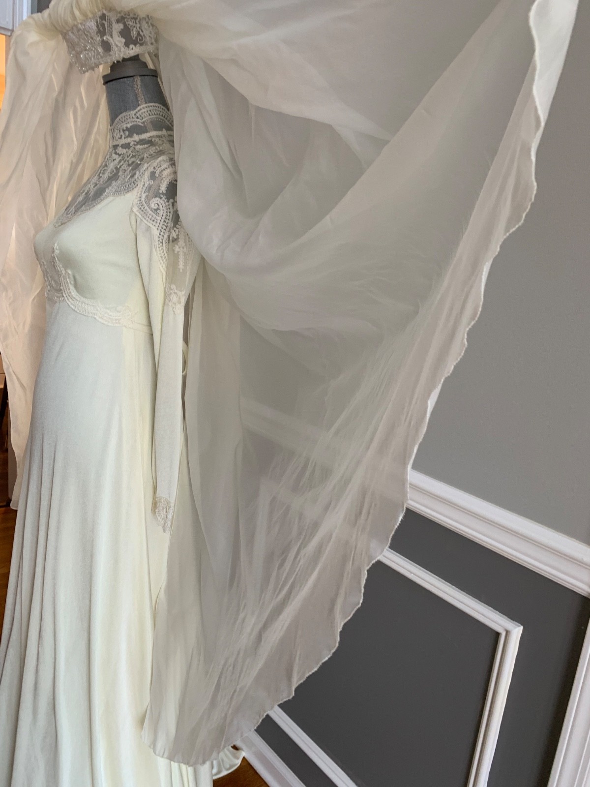 Vintage 60’s Bridal Gown Union Made Bridal Couture Women’s Medium W/ Veil (read)