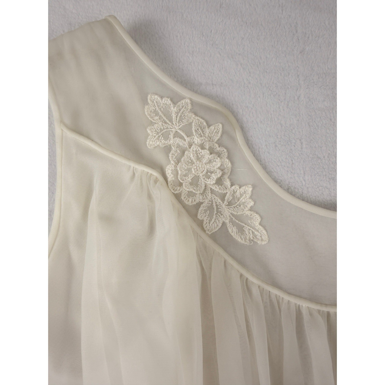 Vintage Shadowline Ivory Nylon Lace Nightgown Scalloped Hem Sleeveless White 32