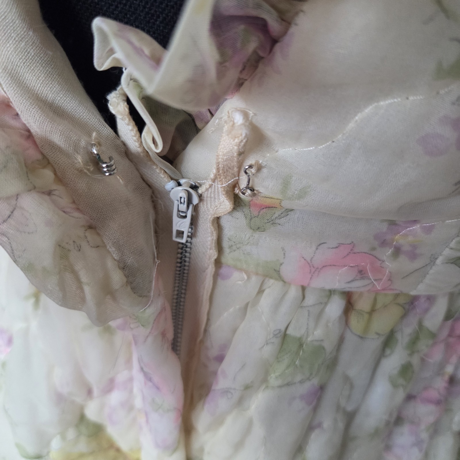 VTG Quilted Housedress Pale Flowers 70s Glamour 29 Inch Waist