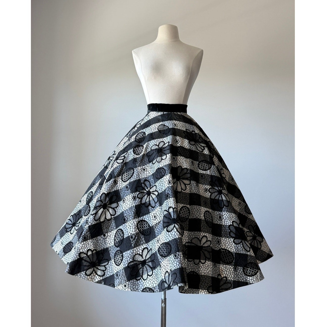 Vintage 1950s Black Gingham Flocked Floral Full Circle Skirt MEDIUM 28 waist