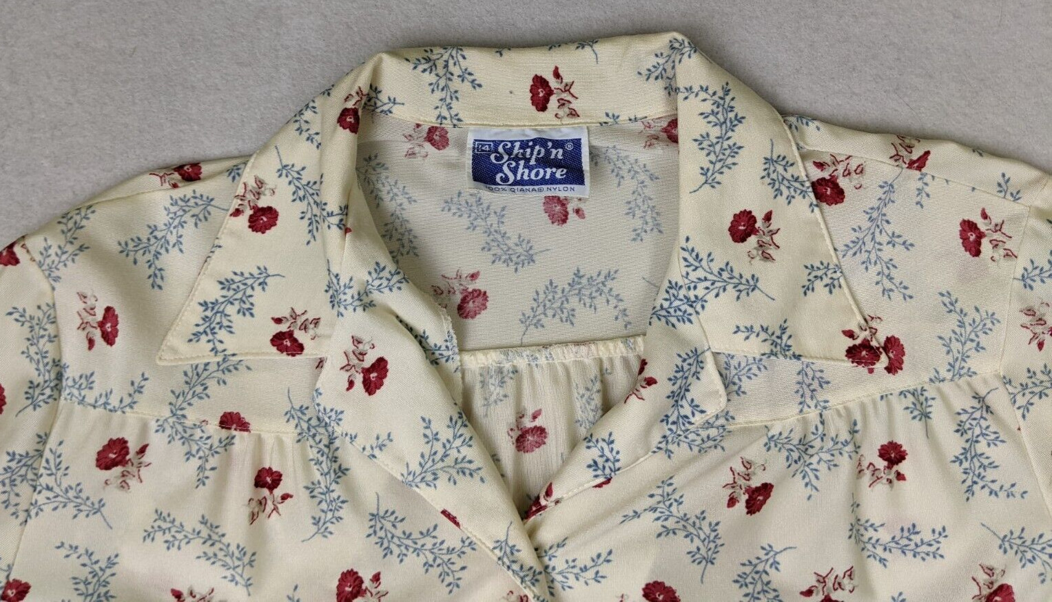 VINTAGE 70s WOMEN’S CREAM FLORAL PRINT NYLON TOP – SHIP’N SHORE – SIZE 14