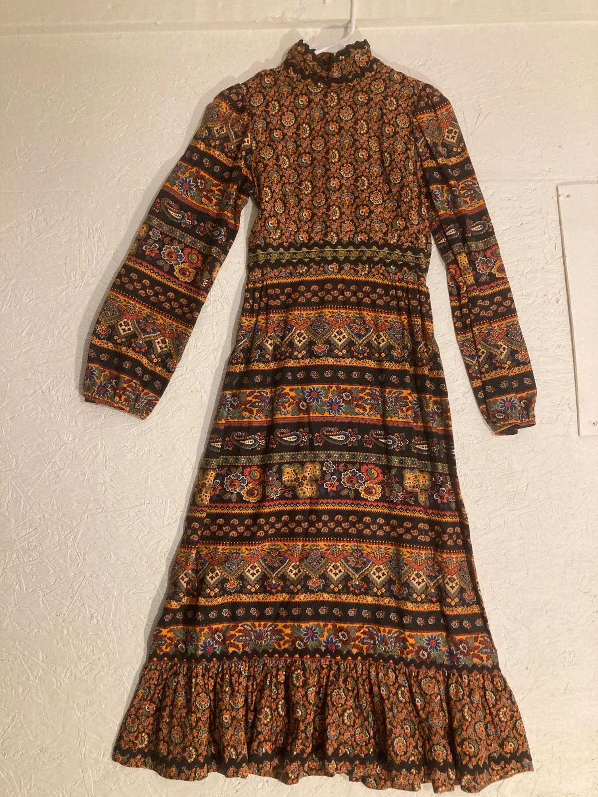 1970’s vintage women’s high neck floral paisly dress