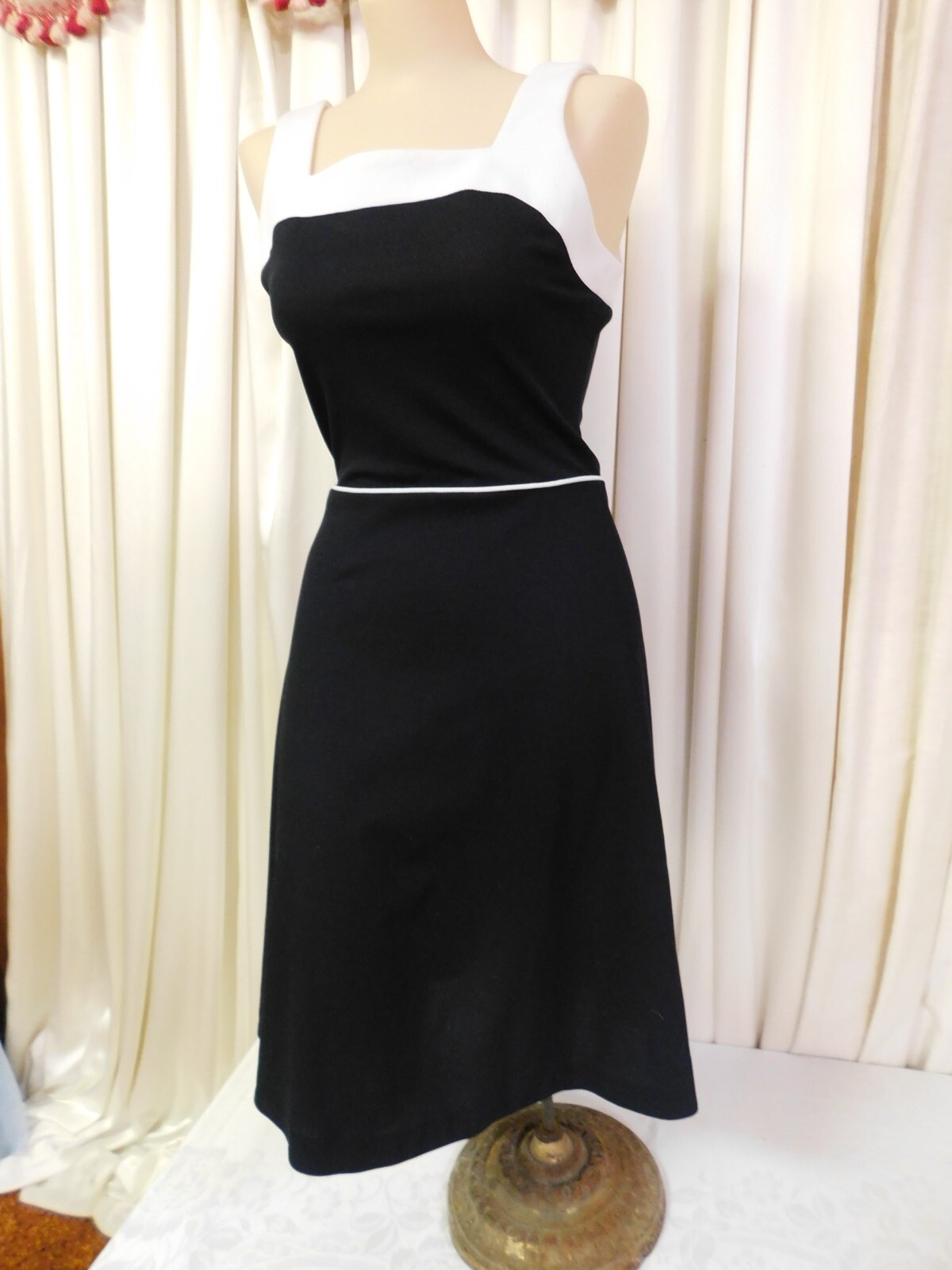 1970’s Vintage Black w/ White Polyester Fit Flare Dress 26″ W