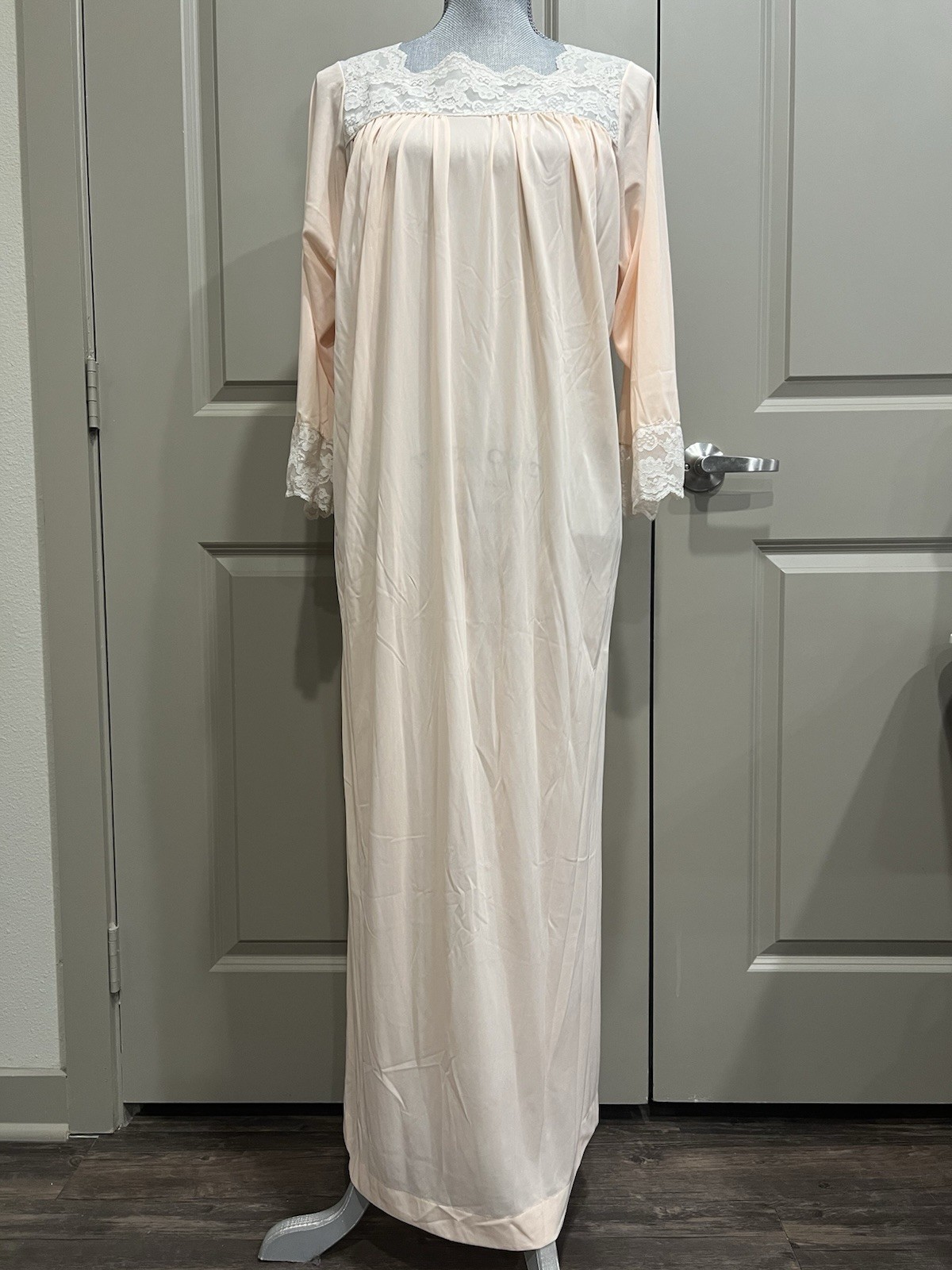 Colony Club Nightgown L Lace Floral Robe Pastel Peach Granny Nylon 60’s 70’s