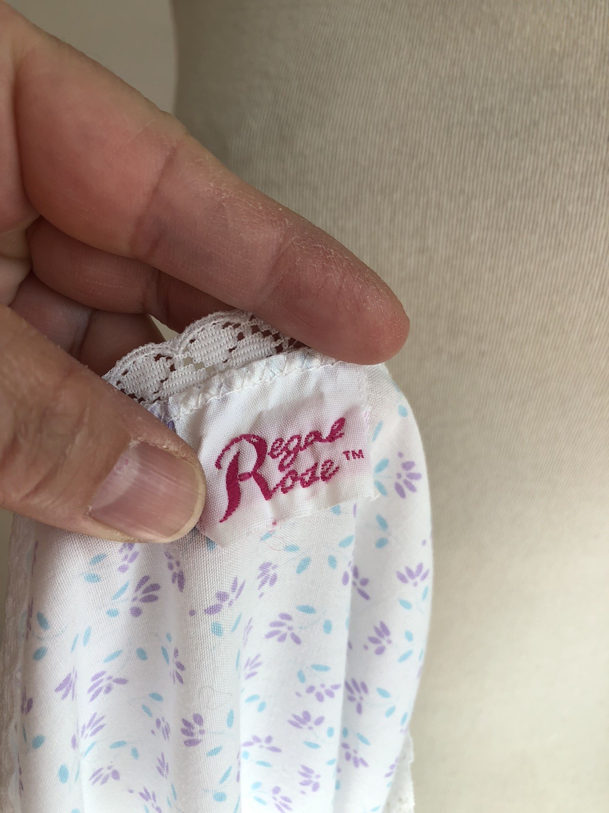 GORGEOUS VTG REGAL ROSE Purple Floral White Lace Soft Cotton Nightgown SZ M