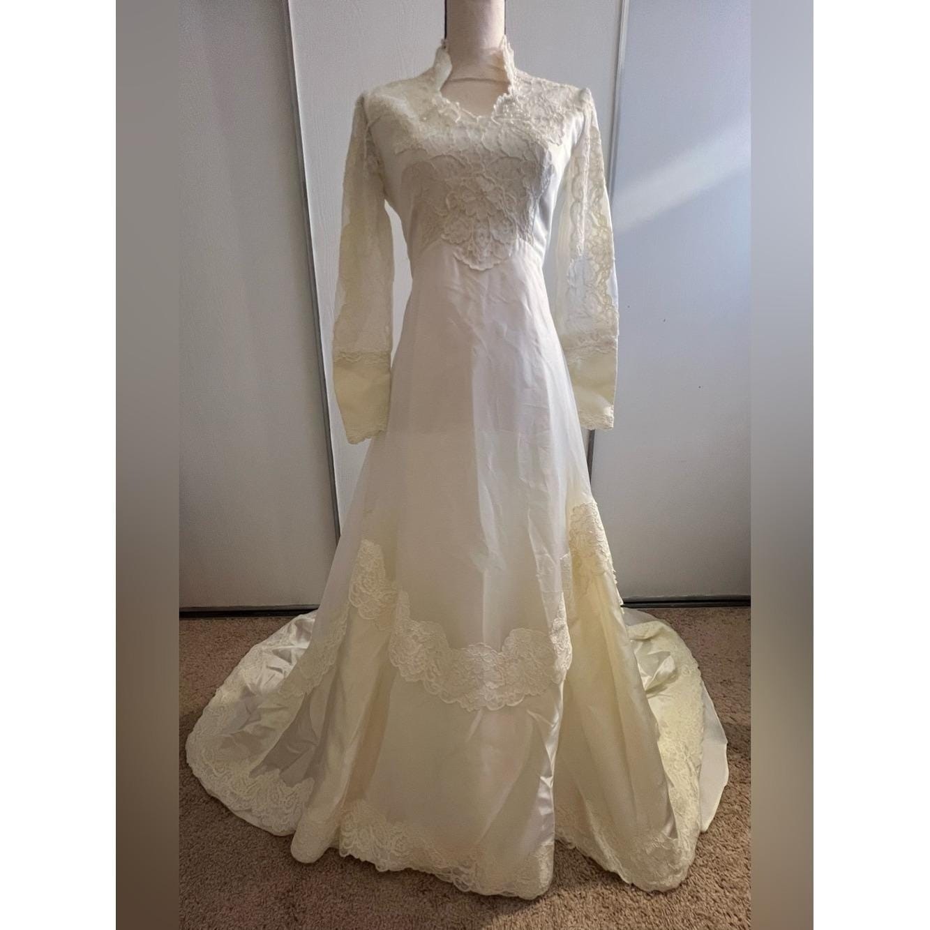Vintage 1970s Ivory Lace Long Sleeve Wedding Dress with Train, double lined