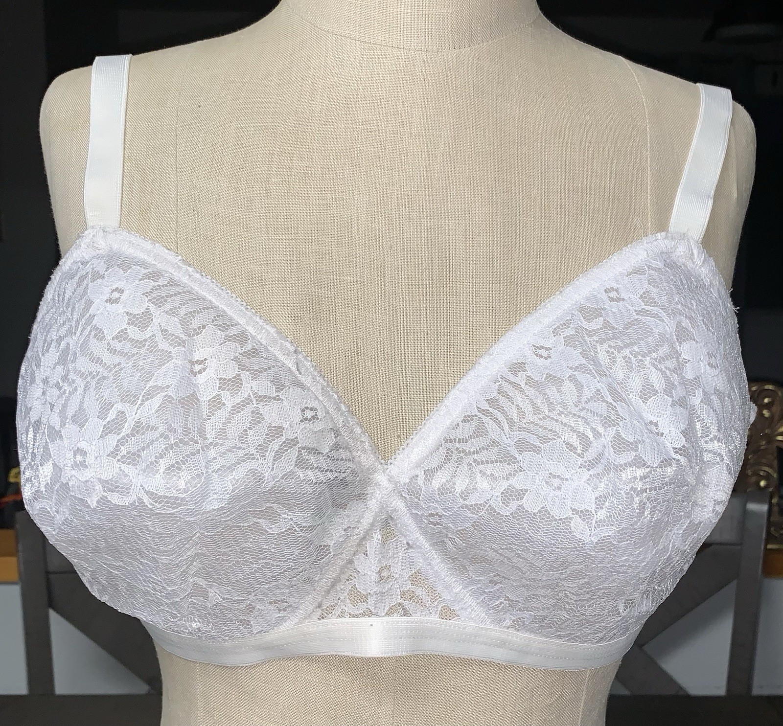 A8 NOS 1722 WALMART SIMPLY BASIC 42C CLASSIC WHITE MODEST PROMO BRA GRANNY LACE