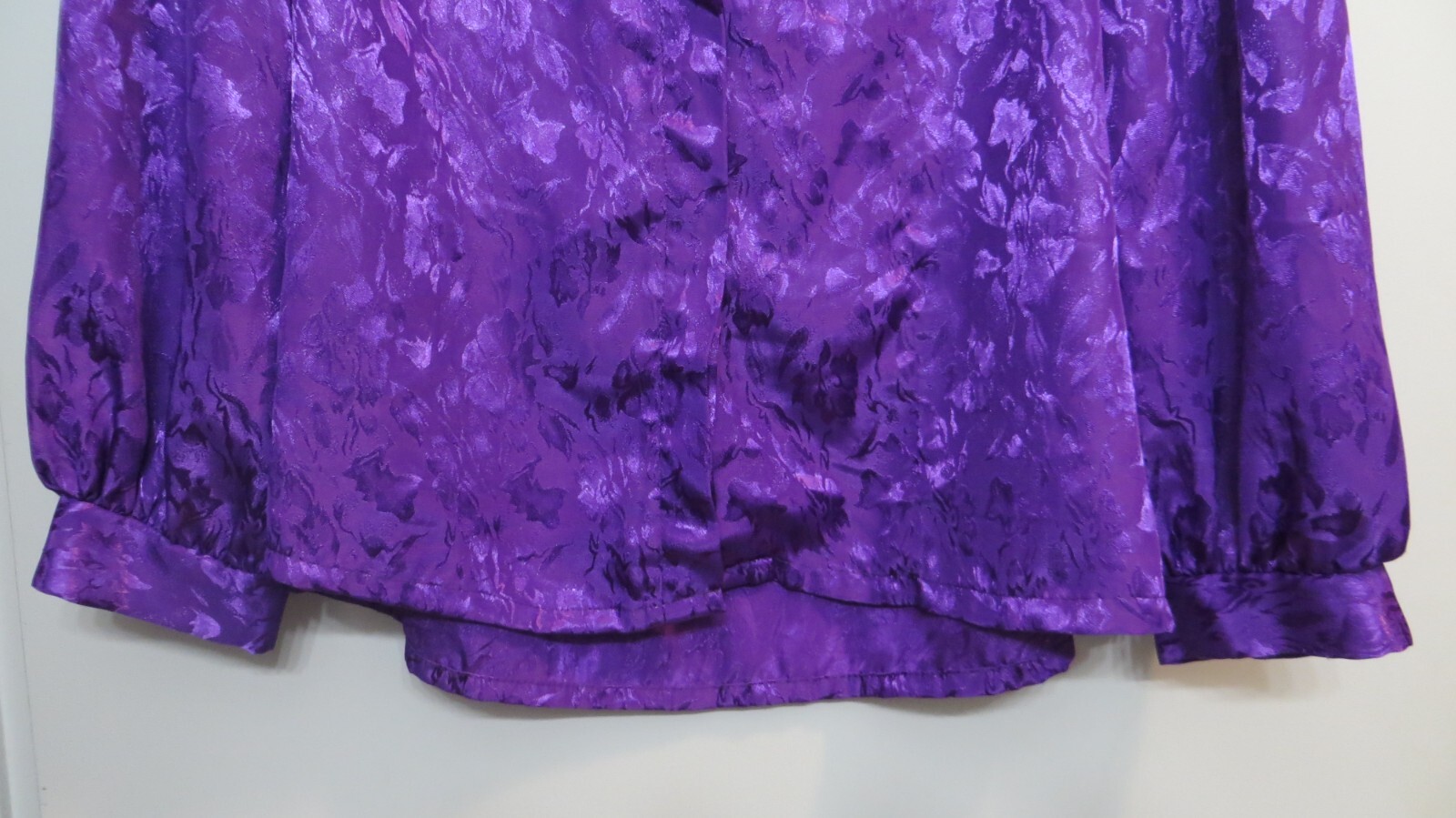 Vintage Lady Caribou Blouse Shirt Women Size 40 XL Button Up Shiny Purple Floral